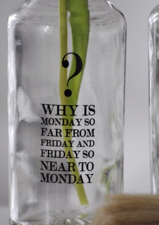 Ozdobna butelka z naturalnego szkła z dekoracyjnym napisem