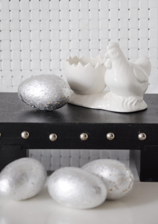 Biały kieliszek na jajko z kurką – ceramiczna dekoracja stołu na Wielkanoc i na co dzień.