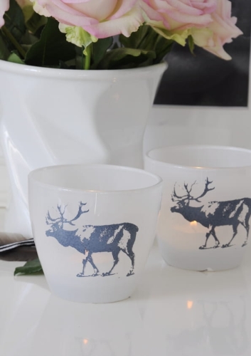 Zimowy świecznik z grafiką renifera – nastrojowa ozdoba stołu