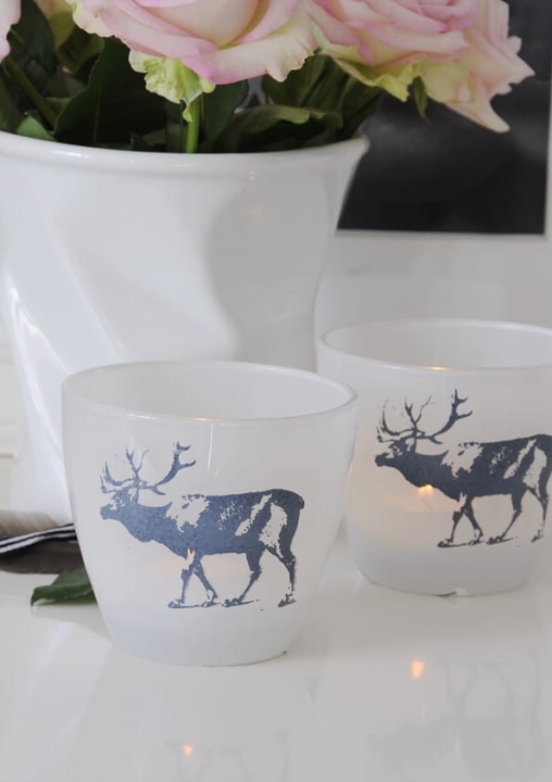 Zimowy świecznik z grafiką renifera – nastrojowa ozdoba stołu