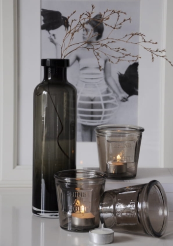 Świecznik z ciemnego szkła w stylu skandynawskim z napisem shine a light