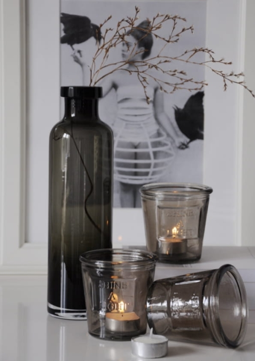 Świecznik z ciemnego szkła w stylu skandynawskim z napisem shine a light