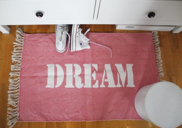 Dywanik z naturalnych włókien z napisem DREAM – jasny spód i różowa góra