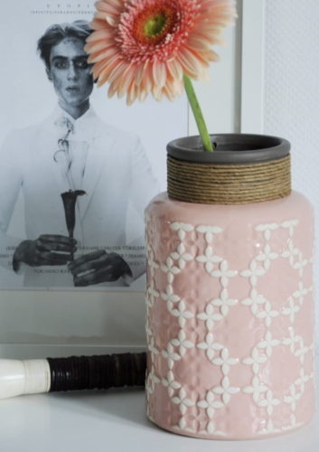 Różowy wazon ceramiczny