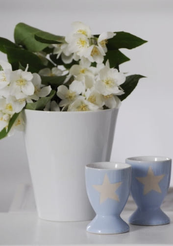 ceramiczny kieliszek na jajko w pastelowym niebieskim kolorze z motywem gwiazdki