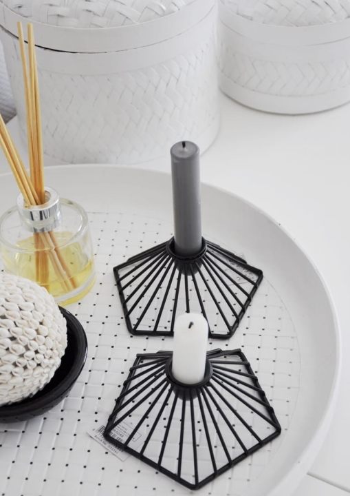 Świecznik z czarnego metalu