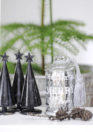 Świąteczna świeca w dekoracyjnym srebrnym opakowaniu