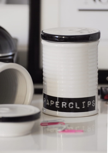 Ceramiczny pojemnik na spinacze PAPERCLIPS – elegancki organizer na biurko w białym kolorze.