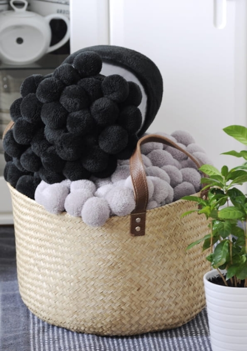 Kosz ze skórzanymi uchwytami