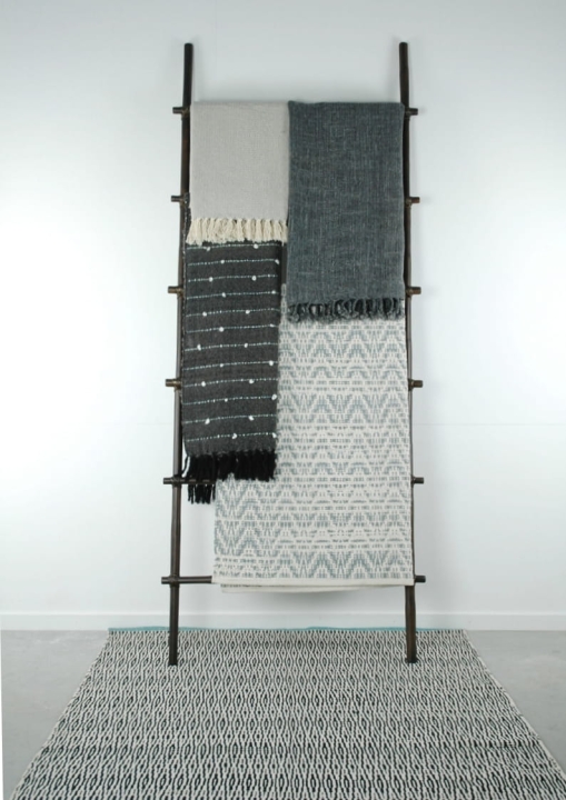 Koc w kolorze grafitowym z białymi pętelkami