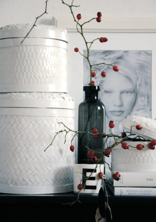 Biały kosz z wieczkiem PB Home w stylu skandynawskim