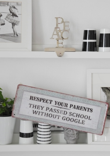 Szyld metalowy z dekoracyjną obwódką