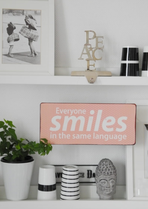 Szyld w kolorze różowym z pozytywnym tekstem