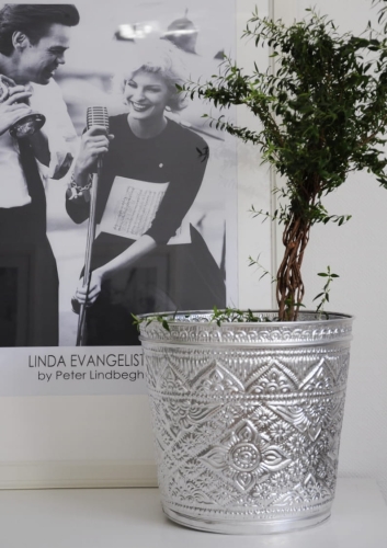 Pojemnik z wytłaczanego aluminium w kolorze srebrnym