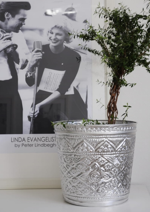 Pojemnik z wytłaczanego aluminium w kolorze srebrnym
