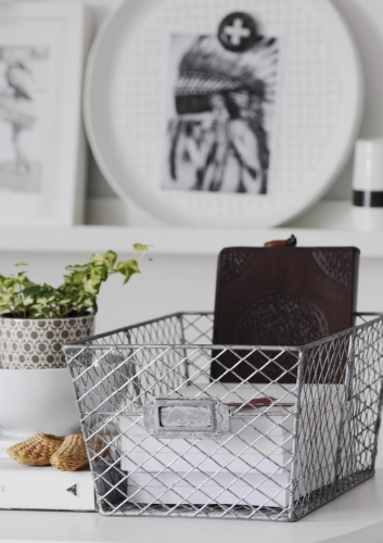 Metalowy organizer z szarej siatki