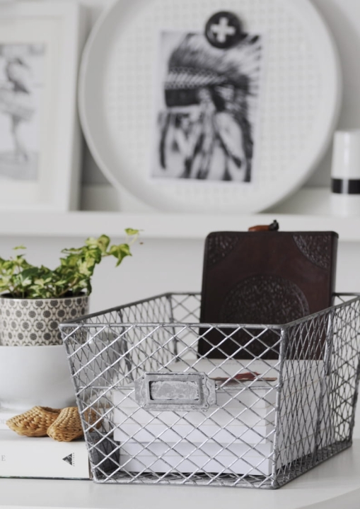 Metalowy organizer z szarej siatki